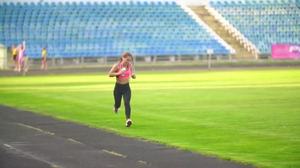 Dziewczyna działa na stadionie — Wideo stockowe