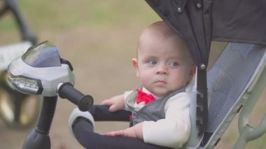 Bisiklet süren küçük çocuk.