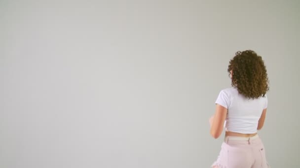 Mädchen in kurzen Hosen tanzen — Stockvideo