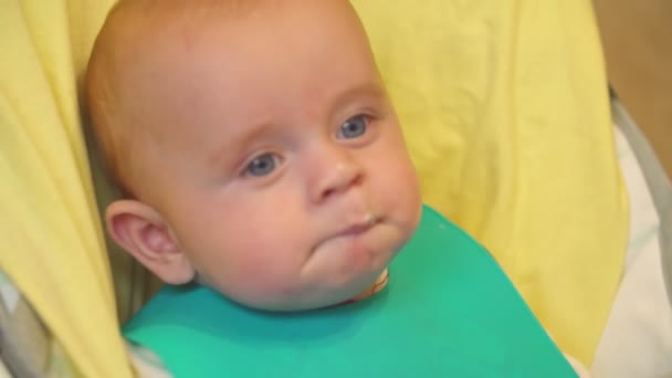 婴儿是用勺子喂的 — 图库视频影像