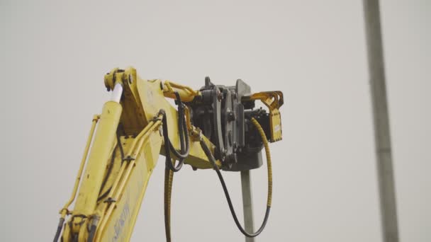En grävmaskin med en pneumatisk hammarhammare betongstänger — Stockvideo