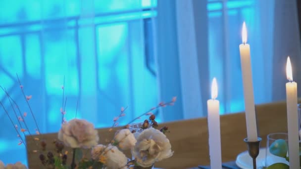 Svíčky, jídlo a květiny na stole — Stock video