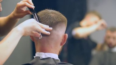 Sakallı adam makasla kesilmiş.