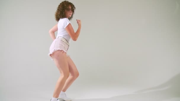 Girl in shorts dancing — Stock Video