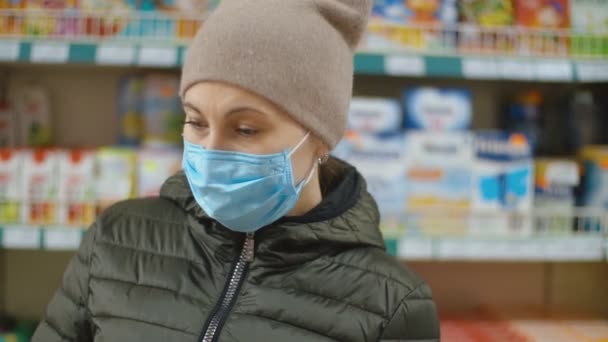 Mujer en compras máscara médica en el supermercado — Vídeos de Stock