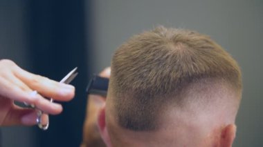 Sakallı adam makasla kesilmiş.