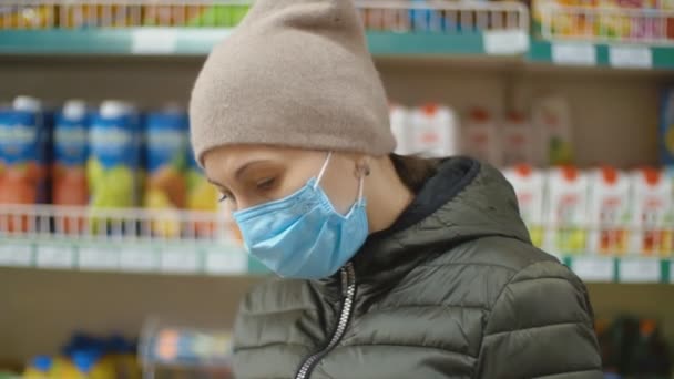 Wanita bertopeng medis belanja di supermarket — Stok Video