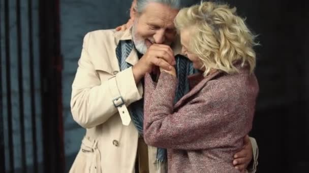 Casal de idosos abraçando ao ar livre — Vídeo de Stock