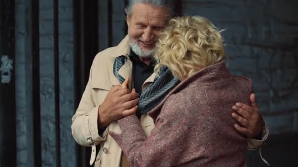 Älteres Paar umarmt sich im Freien — Stockvideo