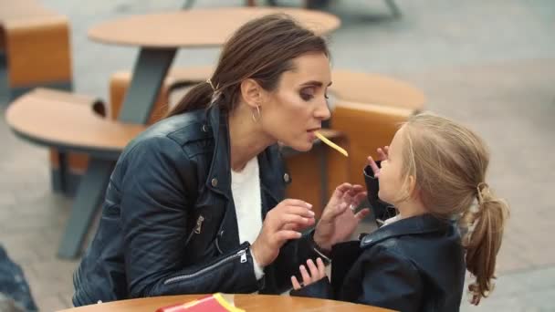 Mom and daughter are sitting at the table — Stock Video