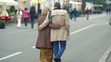 Sokakta yürüyen yaşlı bir çift.
