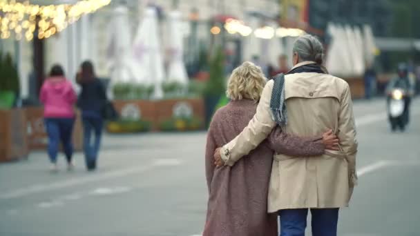 Pareja de ancianos caminando por la calle — Vídeos de Stock