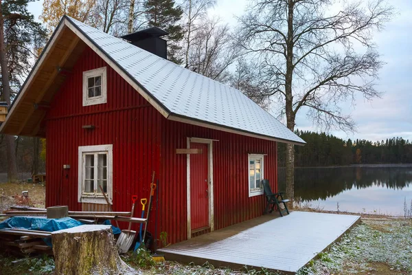 Маленькая Финская Ложа Красного Цвета Озере Падение Первый Снег Стоковое Изображение