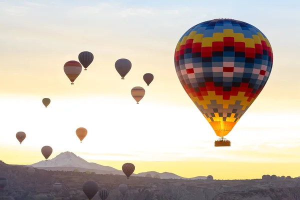 Aerostat Kolor Pierwszym Planie Najwięcej Balonów Powietrzu Przed Wschodem Słońca — Zdjęcie stockowe