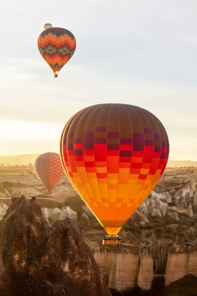 Kolor Balon Balonem Nad Górami Kapadocja Turcja — Zdjęcie stockowe