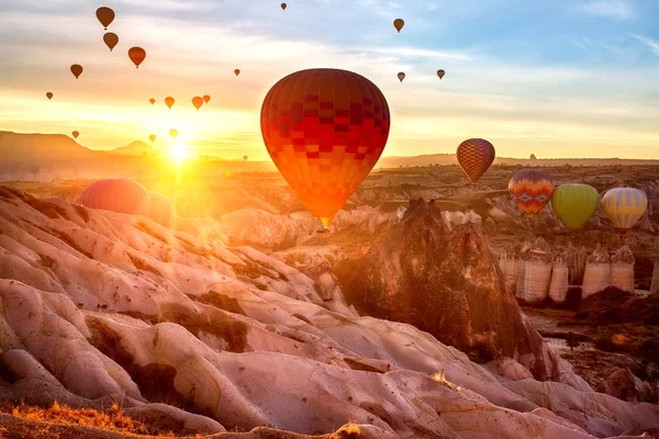 Opkomst Van Gekleurde Ballonnen Lucht Sunrise Van Zon Stralen Shine — Stockfoto