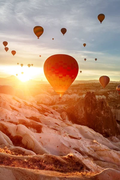 Renkli balon gökyüzüne yükselir. Güneş doğuyor. Sun'ın kamera lense Parlatıcı ışınları. Türkiye, Cappadocia.