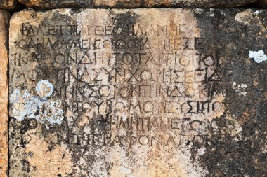 Hierapolis, Pamukkale, Türkiye taş mezar üzerinde metin.