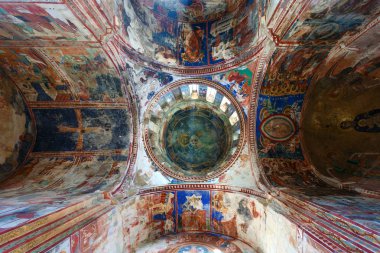 Tanrı'nın annesi Barakoni Kilisesi iç. Çizimler ve tapınağın duvarlarında Hıristiyan konular fresk