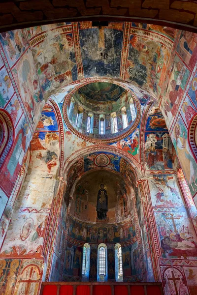 Tanrı'nın annesi Barakoni Kilisesi iç. Çizimler ve tapınağın duvarlarında Hıristiyan konular fresk