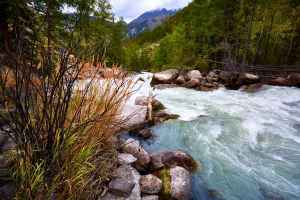 Il fiume di colore turchese in montagna — Foto Stock