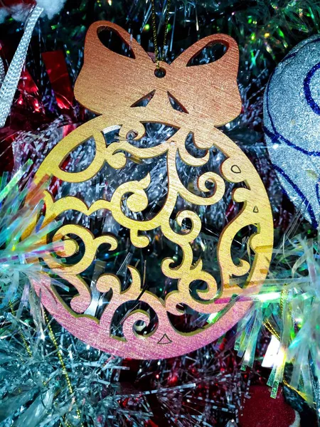 Мяч Гравировка Дереве Рождественская Игрушка Новый Год — стоковое фото