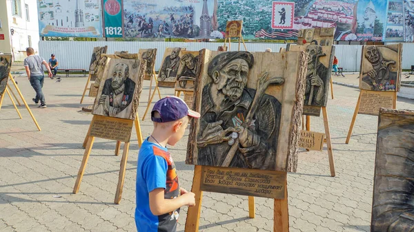 Uma Criança Uma Exposição Rua Dedicada Veteranos Guerra Rússia — Fotografia de Stock