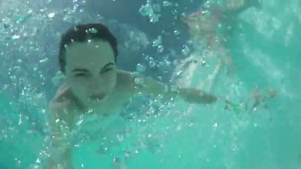 女孩在游泳池和水下游泳 — 图库视频影像