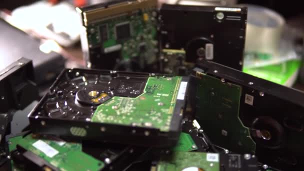 Unidad de disco duro. HDD desmontado 4K — Vídeo de stock