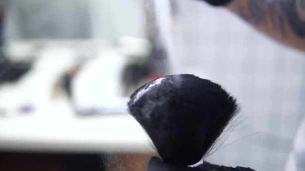 Homme barbier en utilisant un talc pour jeune client dans le salon — Video