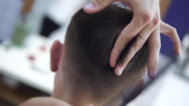 Barber zastřihne vlasy klienta s nůžkami — Stock video