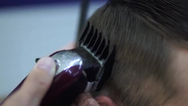 Kapper maken kapsel met elektrisch scheermesje. Haircutter snijden — Stockvideo