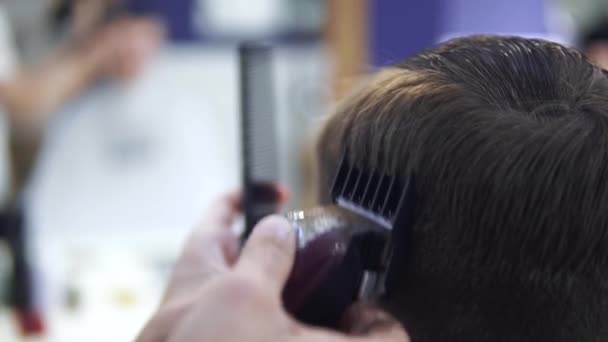 Cabeleireiro fazendo corte de cabelo com navalha elétrica. Corte de cabelo — Vídeo de Stock
