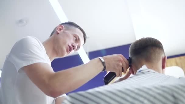 Coiffeur faisant coupe de cheveux avec rasoir électrique. Coupe de coupe de cheveux — Video