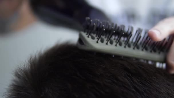 Homme sèche-cheveux dans le salon de coiffure. Coiffure coiffeur avec sèche-cheveux — Video