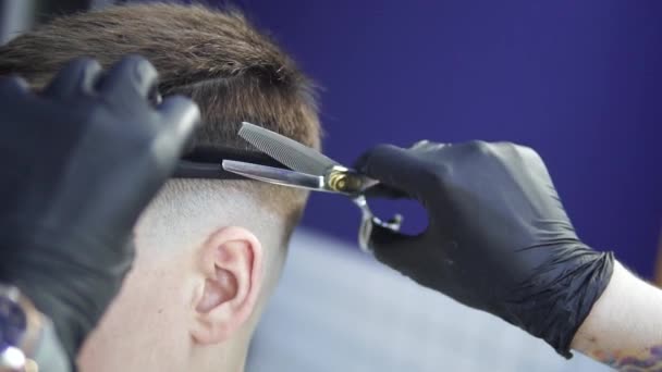 Friseur schneidet dem Kunden mit Schere die Haare — Stockvideo