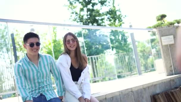 Retrato de la feliz sonriente joven pareja caucásica — Vídeos de Stock