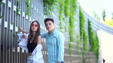 Mutlu gülen genç Kafkas çiftinin portresi