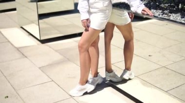 Oldukça gülümseyen kıvırcık kadın. Güneş gözlüğü güzel kız