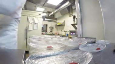 Ticari Mutfakta Yemek Hazırlayan Şeflerden Oluşan Yoğun Ekibin Zaman Atlamalı Zamanı