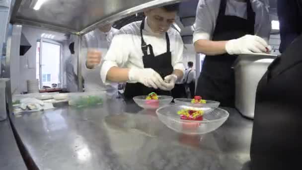 レストランのキッチンで働く料理人 — ストック動画
