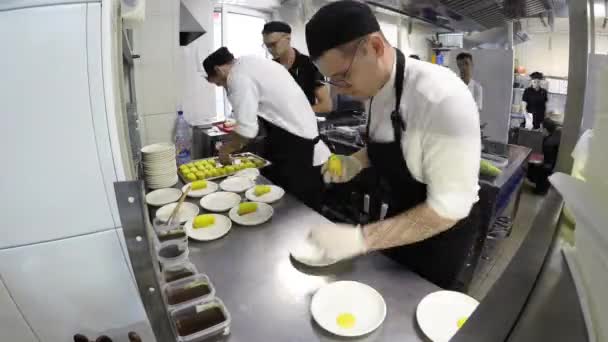 Os cozinheiros que trabalham na cozinha no restaurante — Vídeo de Stock