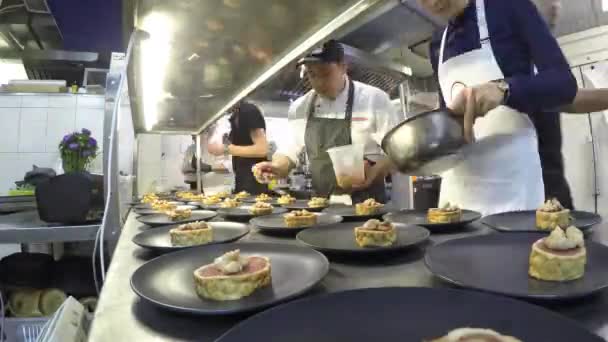 Temps écoulé de l'équipe occupée de chefs préparant la nourriture dans une cuisine commerciale — Video