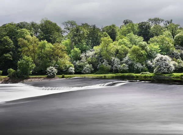 Radcliffe Soar santralde Red Hill East Midlands, İngiltere Nottinghamshire/Leicestershire sınırında geçmiş on olarak nehir Trent çarpıcı weir kükrer.