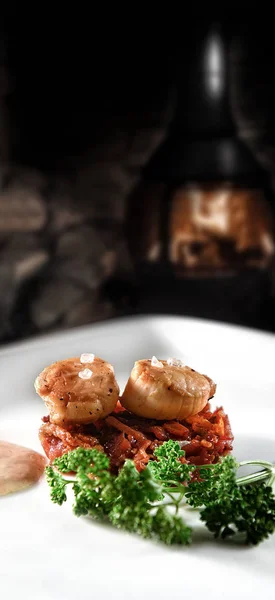 Vieiras Costuradas Bacon Porco Caramalizado Com Mousse Coral Fresco Tiro — Fotografia de Stock