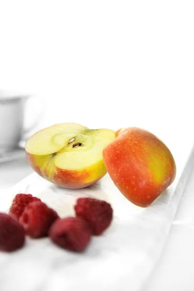 Manzana Desayuno Madura Con Frambuesas Entorno Luminoso Con Alojamiento Generoso — Foto de Stock