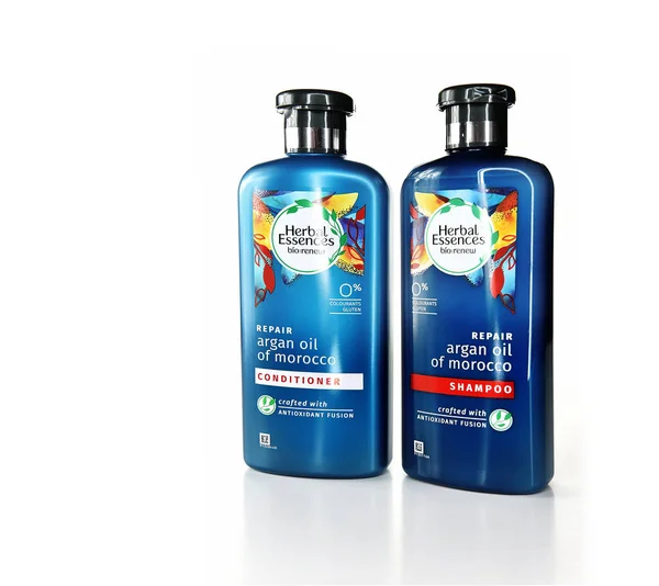 Nottingham May 2018 Herbal Essences Bio Renew Shampoo Conditioner White — Stock Photo, Image