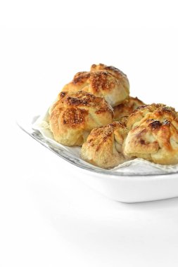 Ev yapımı haşlanmış armut Amaretto Boneler puf böreği içinde beyaz bir arka plan karşı vurdu. Danimarka hamur işleri için mükemmel görüntü kapak sanat tasarım. Kopya alanı.