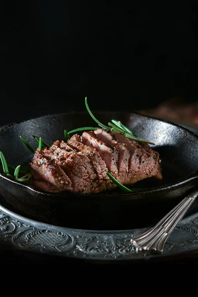 Filet Sanglier Poêlé Avec Assaisonnement Garniture Herbes Romarin Dans Une — Photo