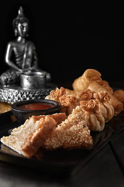 Imagem Criativamente Iluminada Aperitivos Chineses Tradicionais Que Compreendem Wontons Frango — Fotografia de Stock